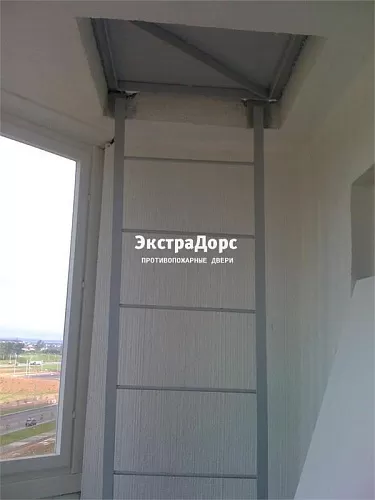Люк огнестойкий со стационарной лестницей серый